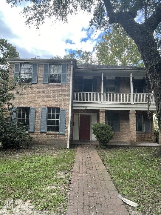 7801 St Charles Ave in New Orleans, LA - Building Photo