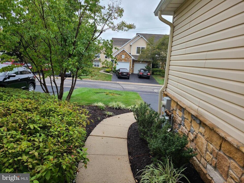 121 Shoal Creek Dr in Blue Bell, PA - Foto de edificio