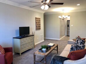 425 Newbridge Rd in East Meadow, NY - Building Photo - Building Photo