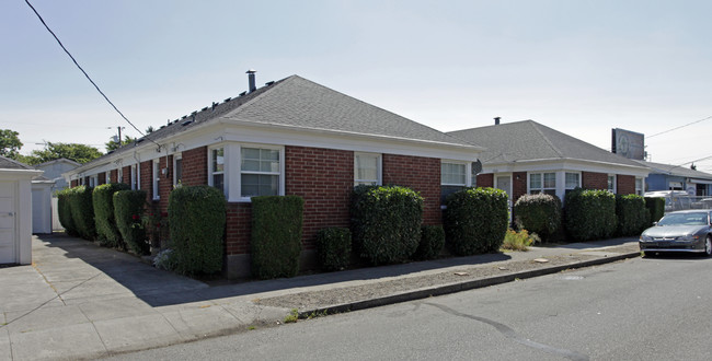 5034-5046 SE 75th Ave in Portland, OR - Foto de edificio - Building Photo