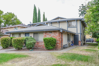 924 Dornajo Way in Sacramento, CA - Building Photo - Building Photo