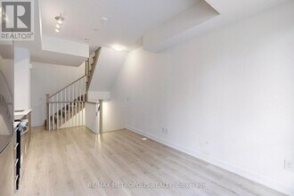 42-871 SHEPPARD Ave in Toronto, ON - Building Photo - Building Photo