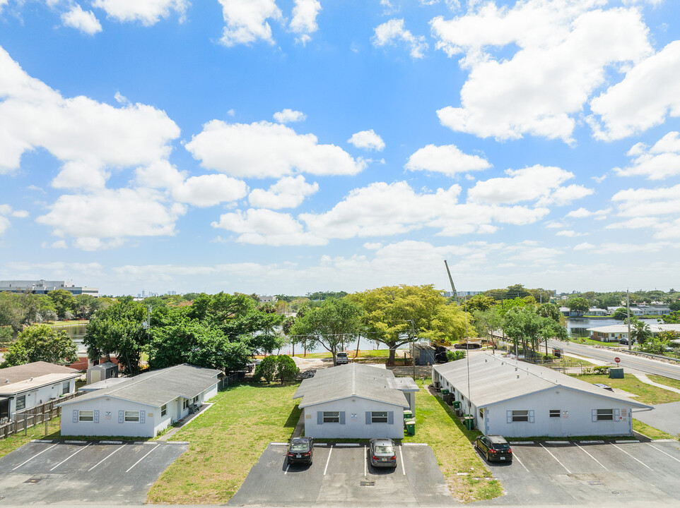 Oakland Manor Apartments in Fort Lauderdale, FL - Building Photo