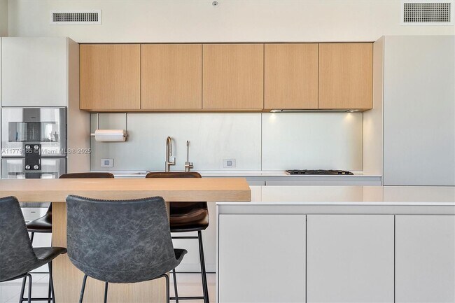 3737 Collins Ave, Unit S-804 in Miami Beach, FL - Building Photo - Building Photo