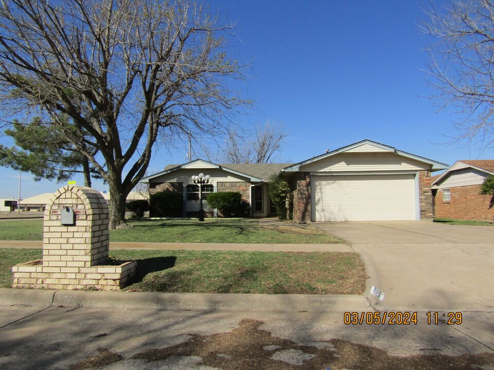 4502 NE Highlander Cir in Lawton, OK - Building Photo