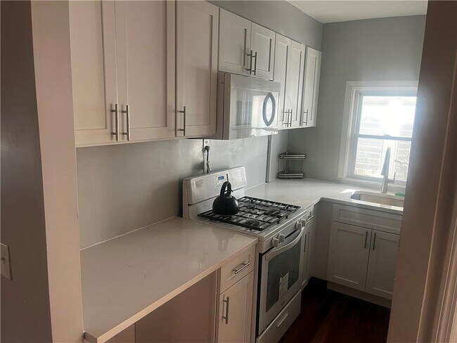 176 Bay Spring Ave in Barrington, RI - Building Photo - Building Photo