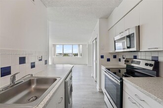 1500 Bay Rd, Unit S-0376 in Miami Beach, FL - Building Photo - Building Photo