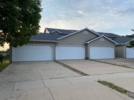 517 Trail Side Dr, Unit 517 in Deforest, WI - Building Photo
