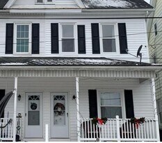 242 S Walnut St in Slatington, PA - Building Photo