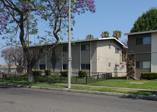 111 E Leatrice Ln in Anaheim, CA - Building Photo - Building Photo