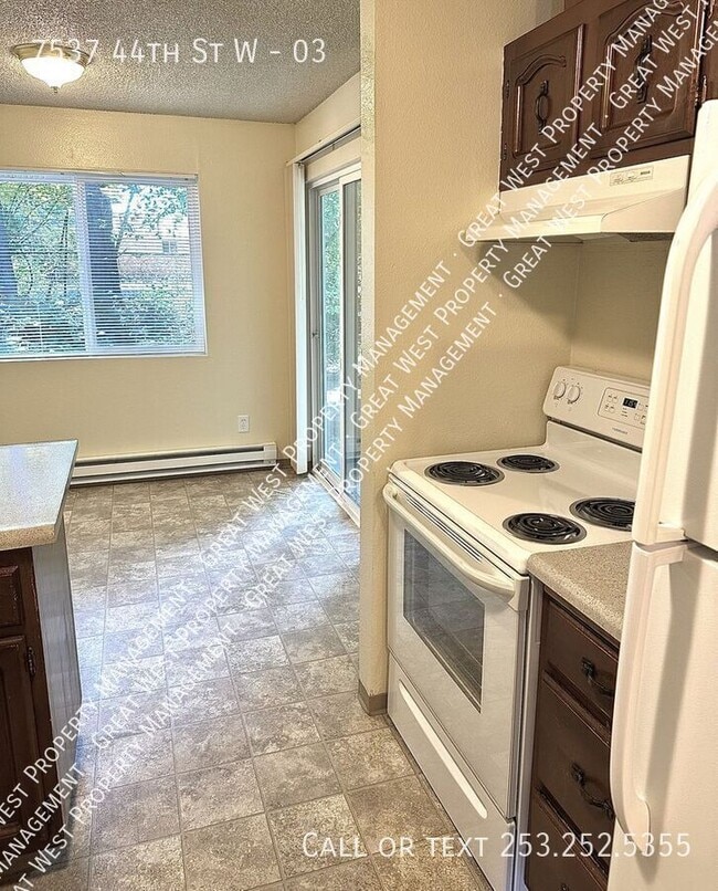 7537 44th St W in University Place, WA - Foto de edificio - Building Photo