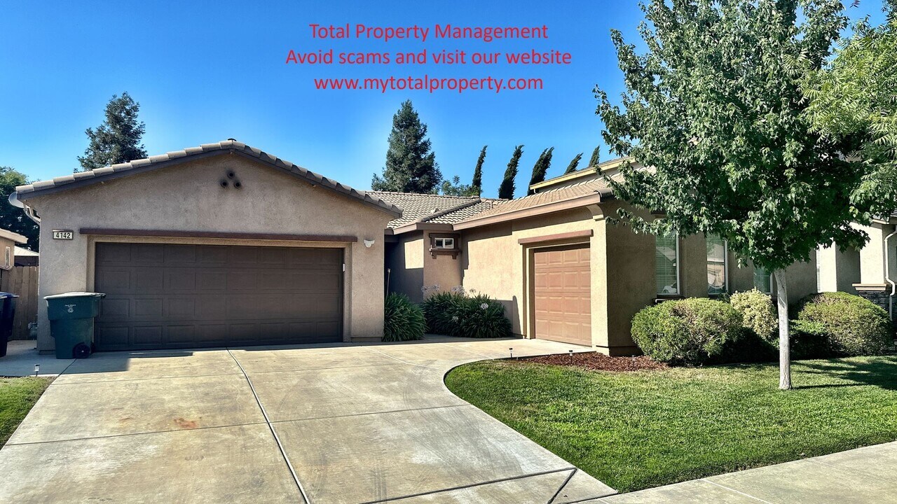 4142 W Clinton Ct in Visalia, CA - Building Photo