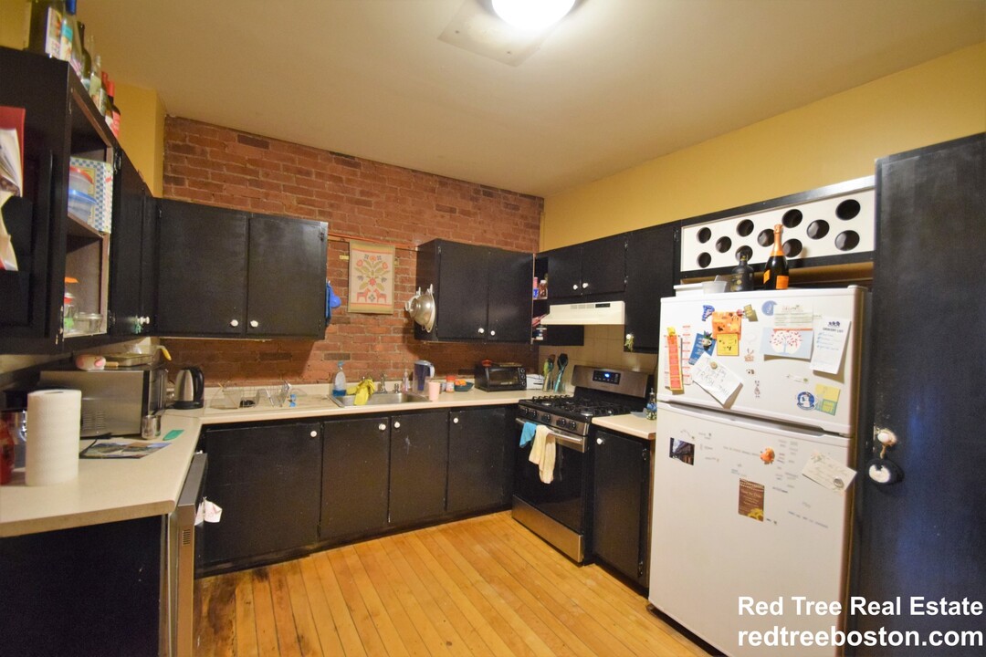 1518 Commonwealth Ave, Unit 2 in Boston, MA - Building Photo