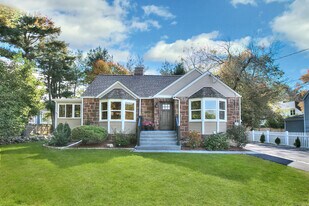 24 Mills St in Westport, CT - Building Photo