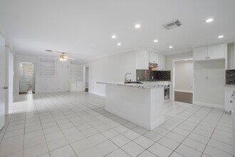 2902 Wuthering Heights Dr in Houston, TX - Building Photo - Building Photo