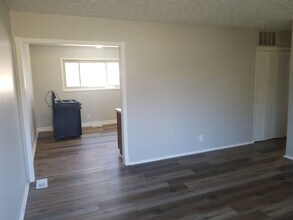 9812 Saturn Dr in Louisville, KY - Building Photo - Building Photo