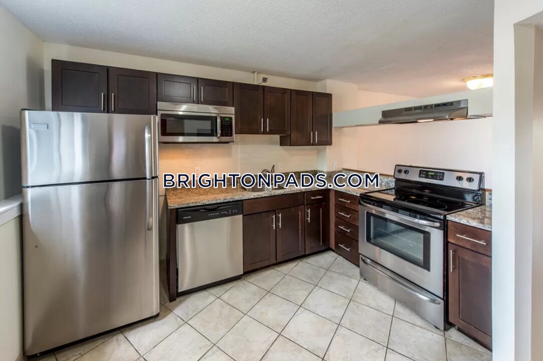 142 N Beacon St-Unit -A1 in Watertown, MA - Building Photo