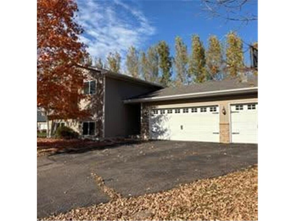 515 1st St N in Montrose, MN - Building Photo