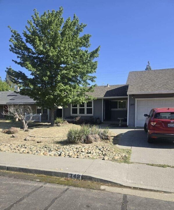 349 Temple Dr in Vacaville, CA - Building Photo