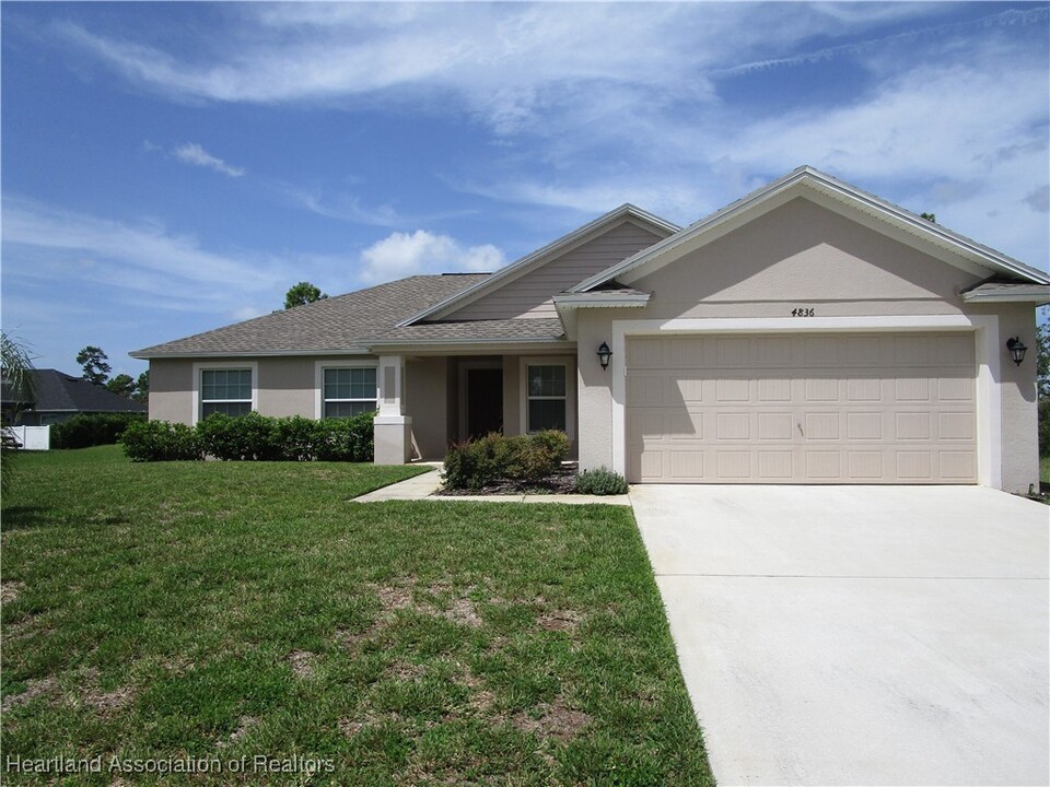 4836 San Lorenzo Dr in Sebring, FL - Building Photo