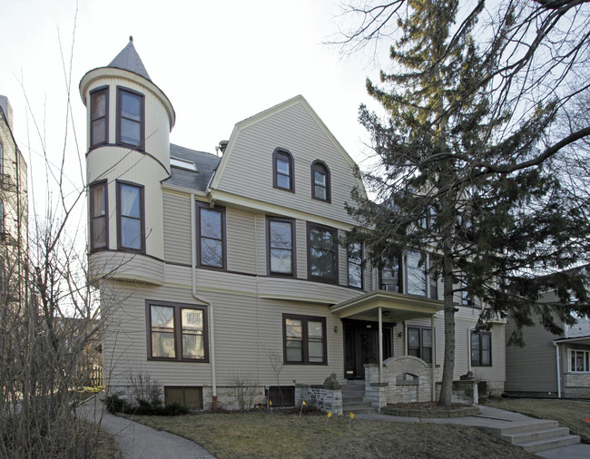 1830 N Oakland Ave in Milwaukee, WI - Foto de edificio - Building Photo