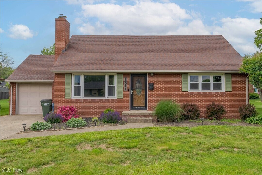 1311 High St in Louisville, OH - Building Photo