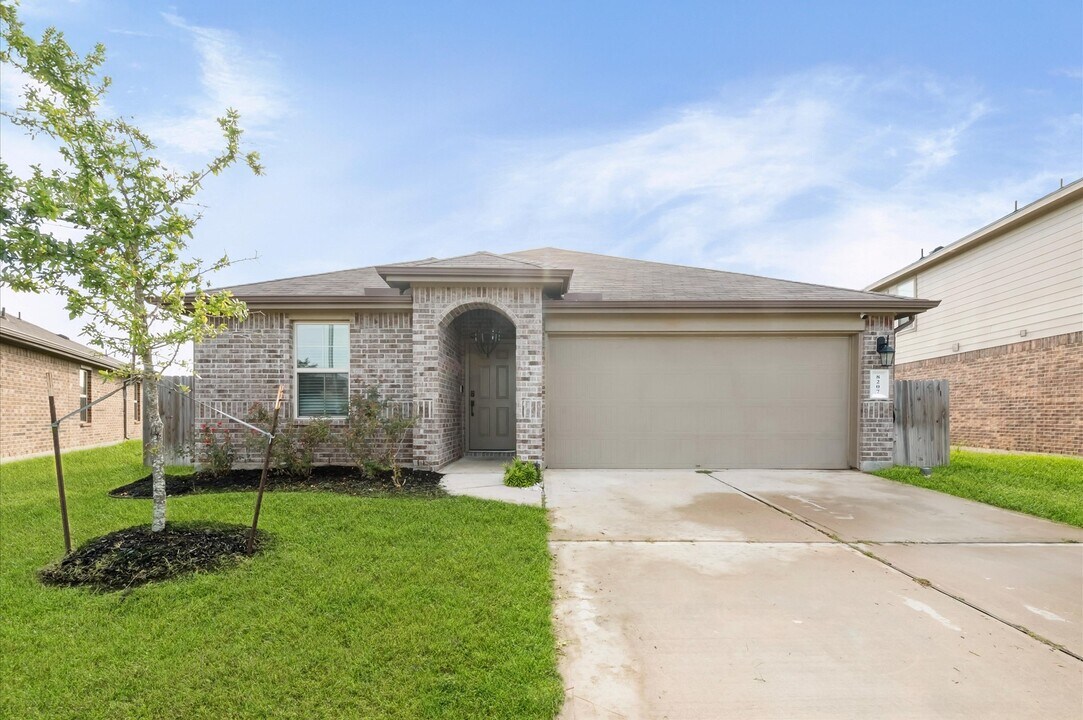 8207 Amaryllis Ct in Arcola, TX - Building Photo