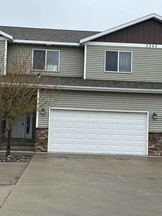 3322 8th St W in West Fargo, ND - Building Photo