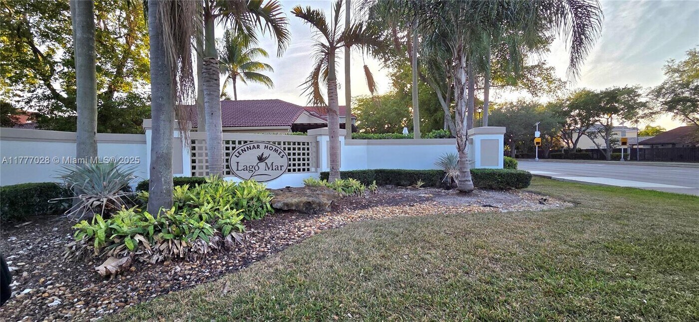 15717 SW 80th Ln in Miami, FL - Building Photo