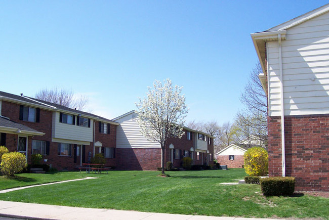 Village Manor Townhomes in Port Huron, MI - Building Photo - Building Photo