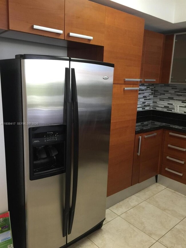 2030 Douglas Rd in Miami, FL - Foto de edificio - Building Photo