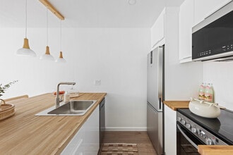320 S Ardmore Ave, Unit 137 in Los Angeles, CA - Building Photo - Building Photo