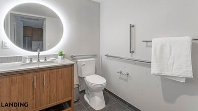 350 Maple Dr SW, Unit 1107 in Washington, DC - Foto de edificio - Building Photo