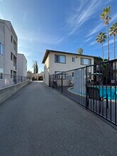 Chateau Laurel Apartments in North Hollywood, CA - Building Photo - Building Photo