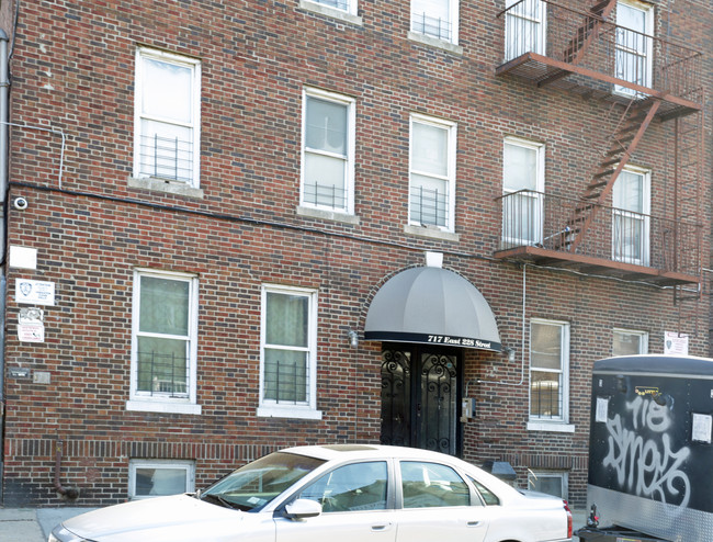 717 E 228th in Bronx, NY - Foto de edificio - Building Photo