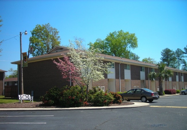 Plaza Terrace Apartments in Laurinburg, NC - Building Photo - Building Photo