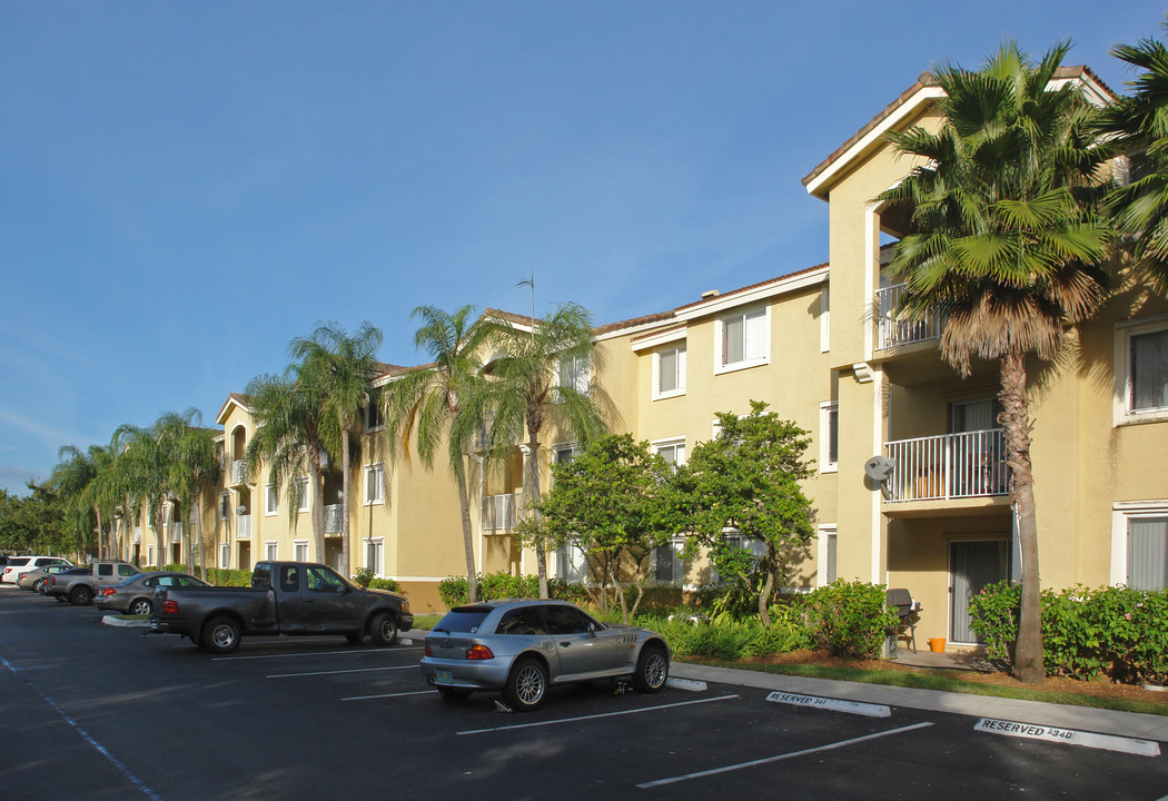 Royal Grand Condominiums in Davie, FL - Building Photo