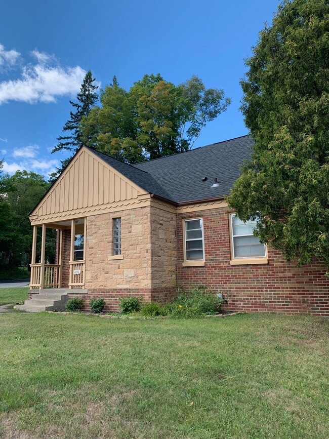 409 W Arrowhead Rd in Duluth, MN - Building Photo - Building Photo