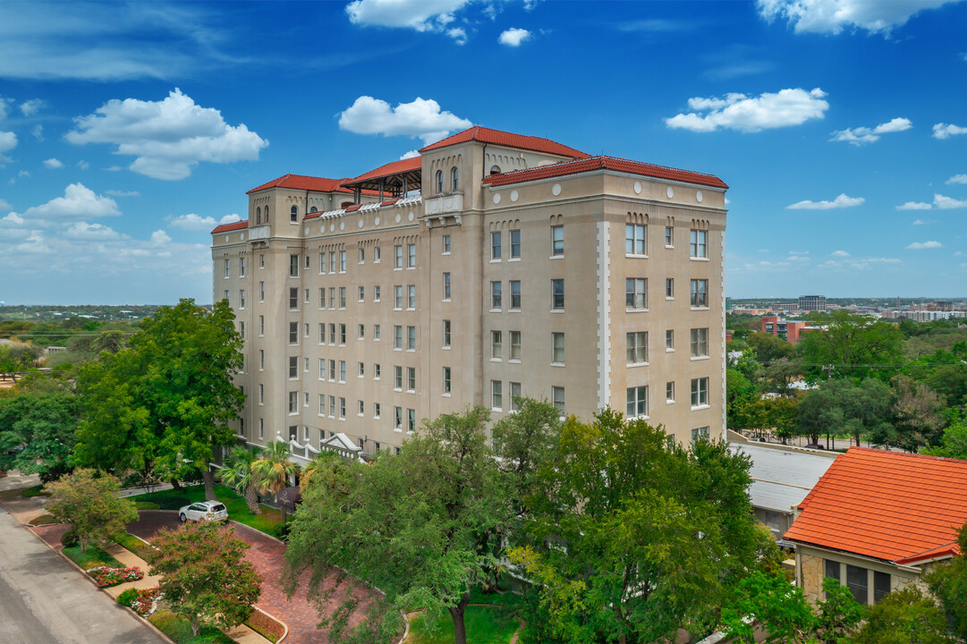 240 Bushnell Ave in San Antonio, TX - Building Photo