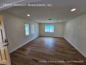 1018 Spindle Palm Way in Apollo Beach, FL - Building Photo - Building Photo