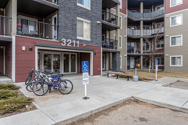 3207-3211 James Mowatt Trl SW