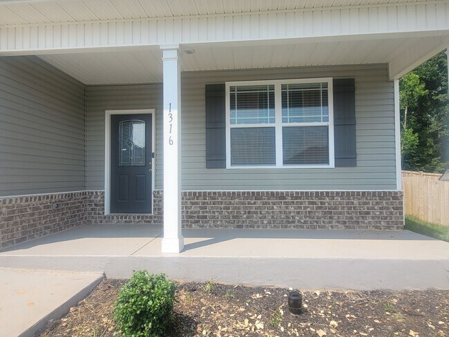 1316 Black Oak Cir in Clarksville, TN - Foto de edificio - Building Photo