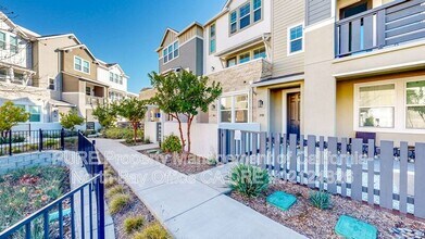 221 Gambrel Cir in Santa Rosa, CA - Building Photo - Building Photo