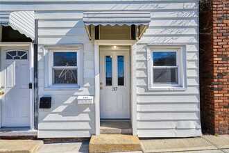 37 Summit St in Oyster Bay, NY - Foto de edificio - Building Photo