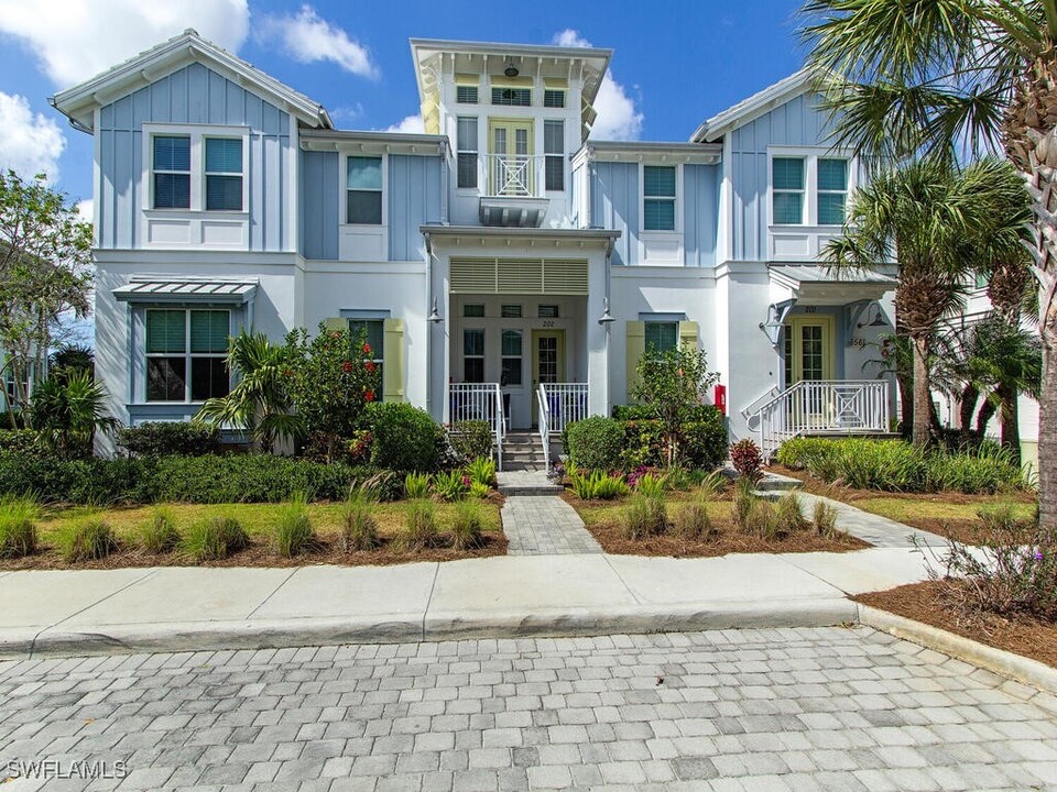 6561 Dominica Dr in Naples, FL - Foto de edificio