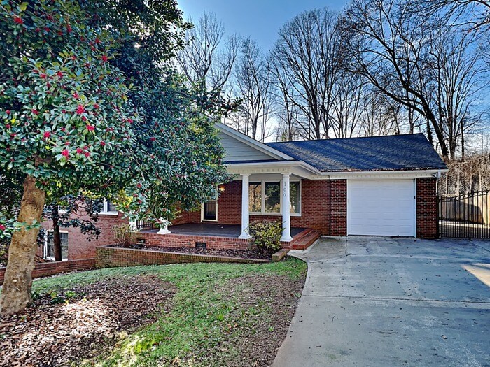 100 Raymond St in Belmont, NC - Building Photo