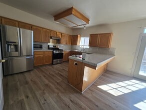 2095 Independence Pl in Hanford, CA - Building Photo - Building Photo