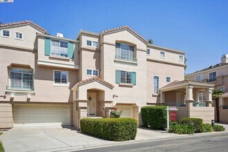 385 Montecito Way in Milpitas, CA - Foto de edificio - Building Photo