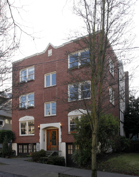 Crest Apartments in Seattle, WA - Building Photo