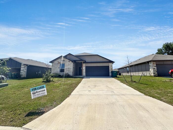 725 Freedom Cir in Nolanville, TX - Building Photo